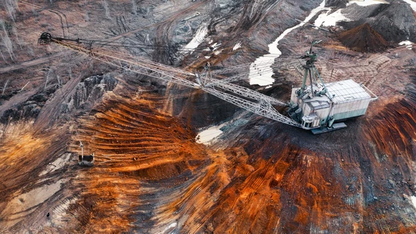 Área de mineração com equipamentos pesados em operação