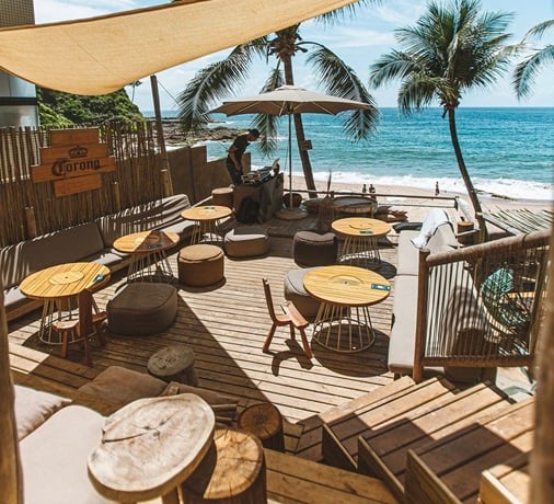 Blue Praia Bar também fica na praia do Buracão e oferece experiência sofisticada especialmente para quem busca bons drinks à beira mar. Entrada a partir de R$ 50 (@bluepraia)  por Divulgação