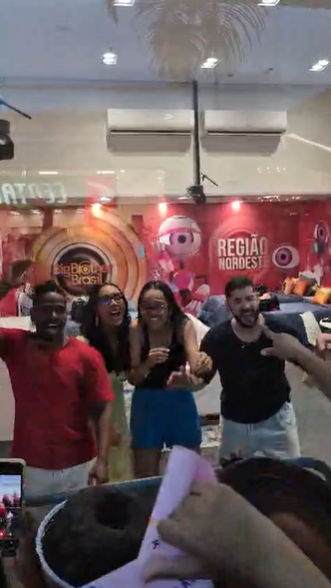 Público se reuniu para acompanhar Casa de Vidro no Shopping Bela Vista por Ana Beatriz Sousa