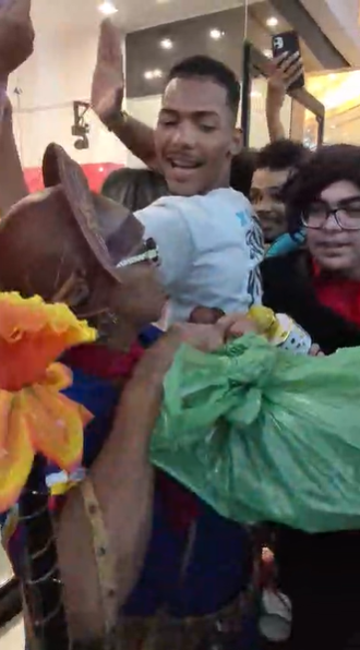 Público se reuniu para acompanhar Casa de Vidro no Shopping Bela Vista por Ana Beatriz Sousa