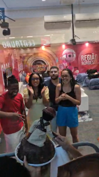 Público se reuniu para acompanhar Casa de Vidro no Shopping Bela Vista por Ana Beatriz Sousa