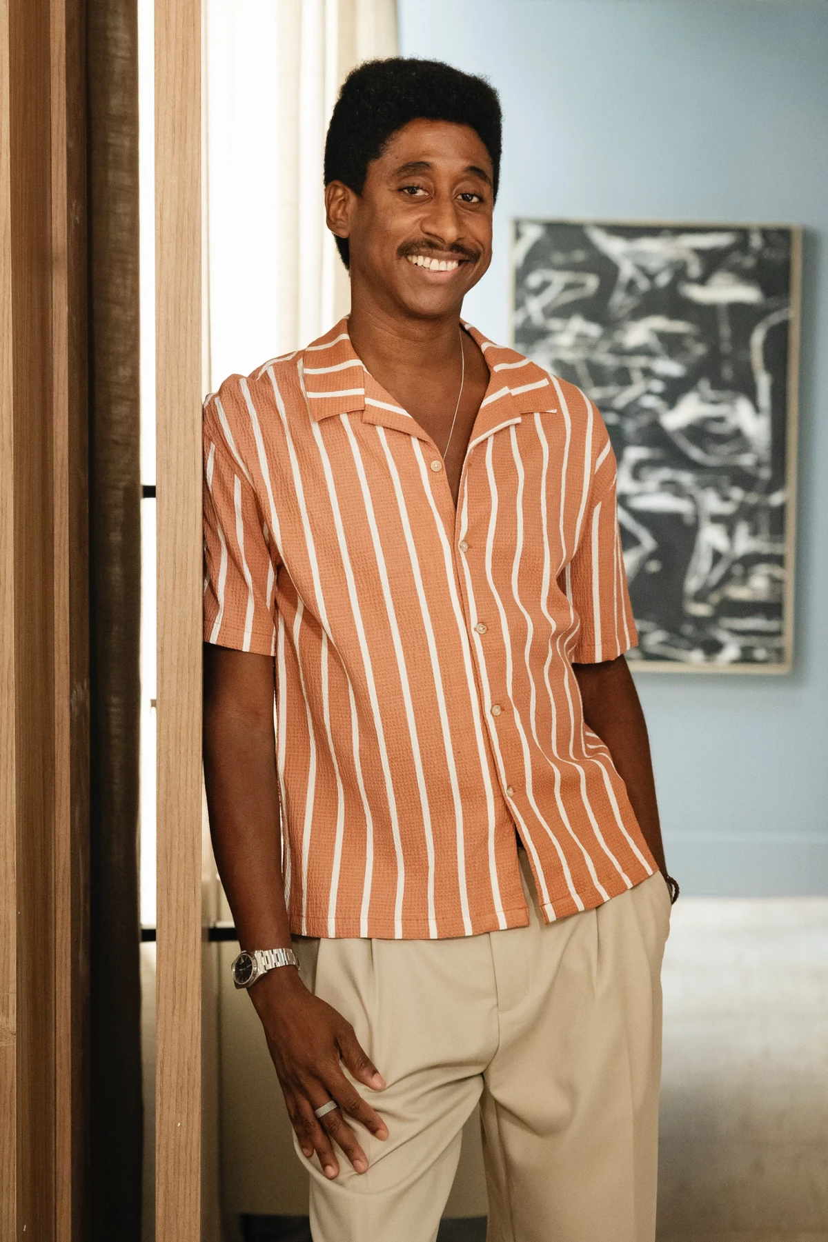 Evaldo Macarrão caracterizado como Agildo Bará, agitador cultural e conquistador em Bom Retorno, cidade fictícia de Coração Acelerado por Manoella Mello/Globo