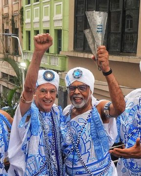 Gilberto Gil e Caetano Veloso desfilam juntos com os Filhos de Gandhy no Carnaval de Salvador (2024) por Fred Pontes