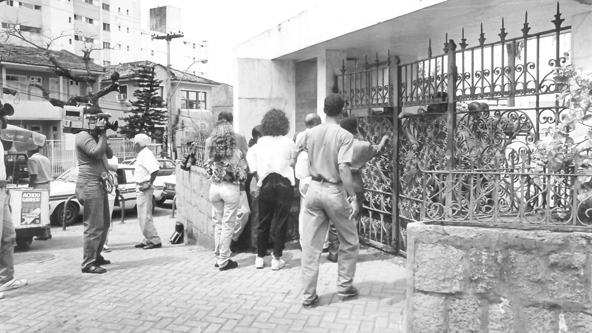 Imprensa na porta de hospital após fuga de Otto Willy por Arquivo CORREIO