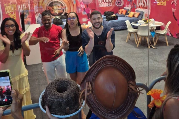 Mãe de Leandro levou bolo para comemorar