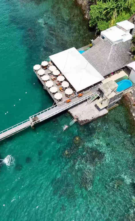 Com vista para a Baía de Todos-os-Santos, o Mahi Mahi oferece piscina e acesso direto ao mar, no Corredor da Vitória. Day use a partir de R$ 70 (@mahimahisalvador)  por Divulgação