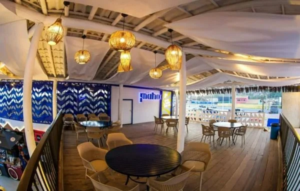 Em Patamares, o Maho Beach Club possui estrutura confortável, banheiros climatizados, piscina e área para realização de eventos, que ocorrem aos finais de semana (@mahobeachclub) por Divulgação