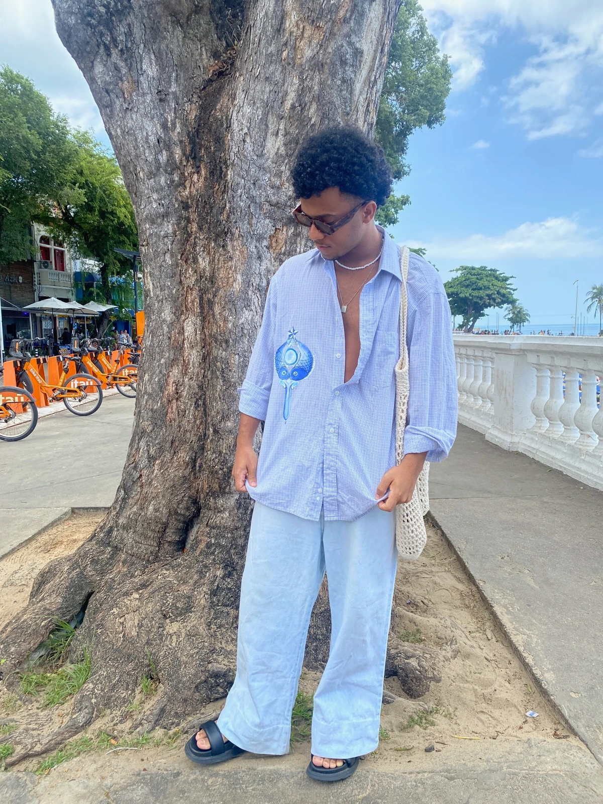 O artista George Braga faz upcycling de peças de segunda mão que garimpa