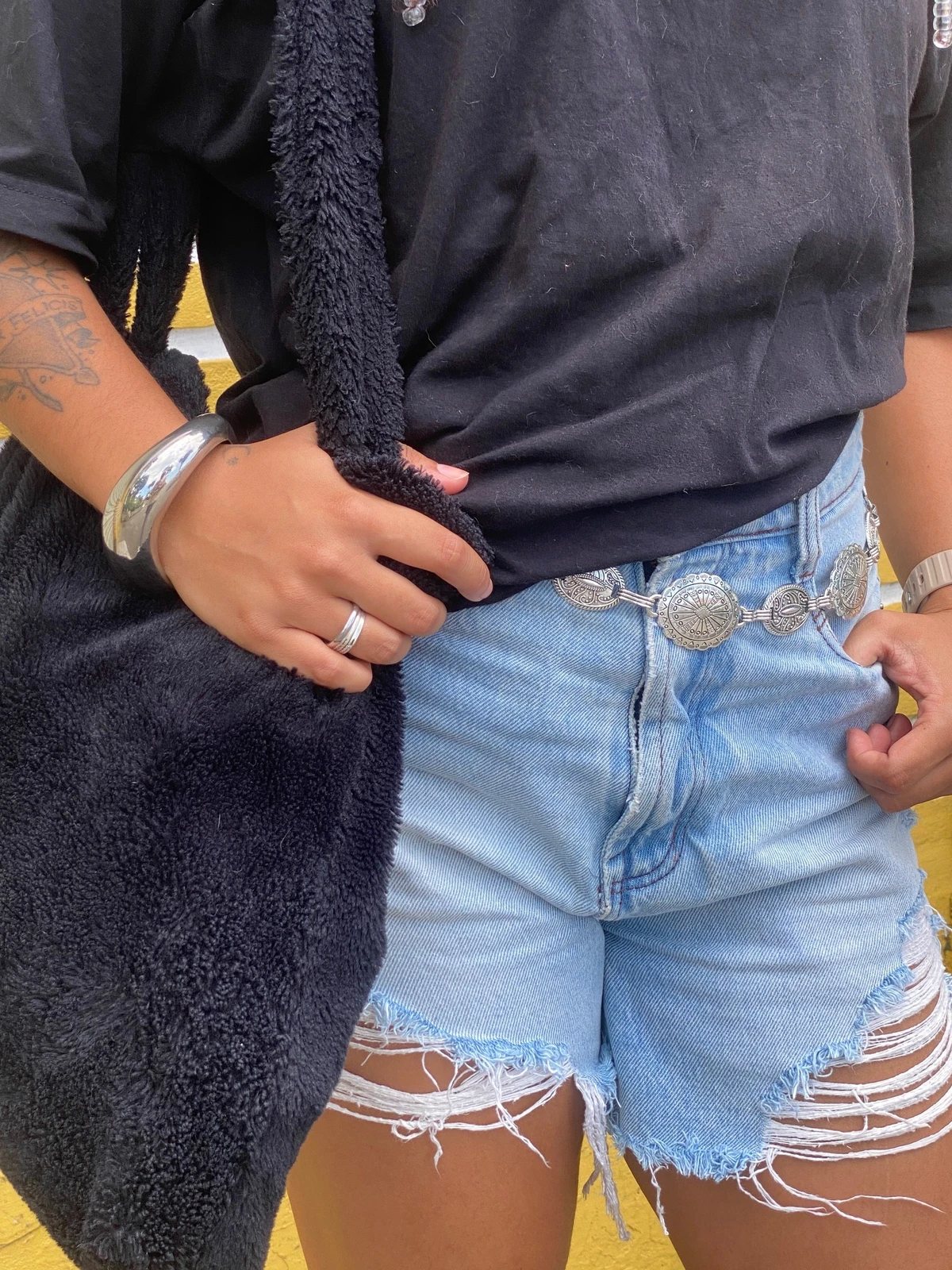 O cinto de corrente é um acessório que traz personalidade para a produção