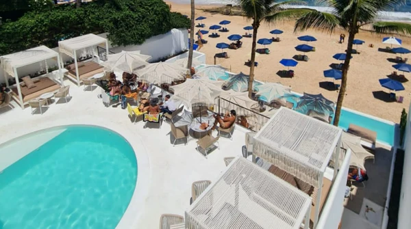 Queridinho do Rio Vermelho, o Principote oferece uma experiência de luxo, na praia do Buracão. Tem restaurante de culinária Medirrânea, piscina de borda infinita e day use a partir de R$ 70 (@principote_salvador) por Divulgação