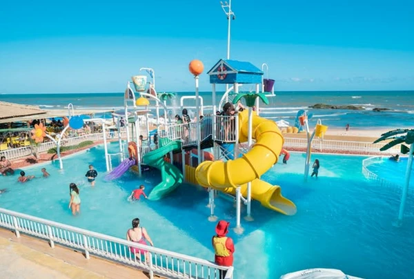 Salvador Beach Club, na orla de Patamares, é ideal para quem busca diversão para crianças com segurança. Entrada a partir de R$ 60 (@salvadorbeachclub) por Divulgação
