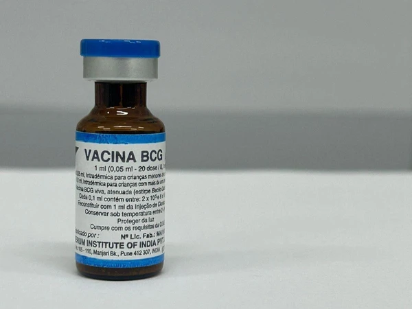 Vacina BCG: A vacina BCG previne contra as formas graves da tuberculose (meníngea e miliar), é feita com o bacilo de Calmette-Guérin, que é uma forma enfraquecida da bactéria que causa a tuberculose.  As crianças devem tomar uma dose única ao nascer, preferencialmente. por Reprodução
