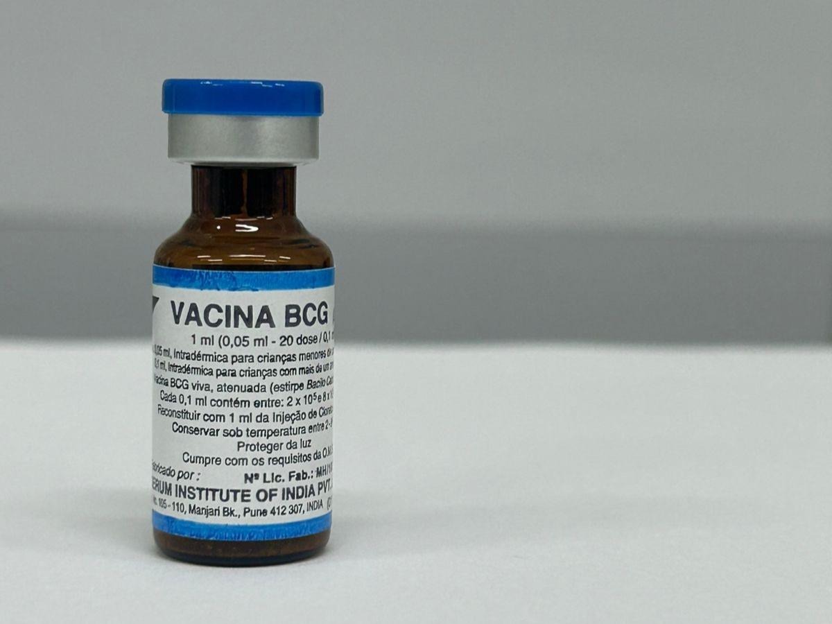 Vacina BCG: A vacina BCG previne contra as formas graves da tuberculose (meníngea e miliar), é feita com o bacilo de Calmette-Guérin, que é uma forma enfraquecida da bactéria que causa a tuberculose.  As crianças devem tomar uma dose única ao nascer, preferencialmente. por Reprodução