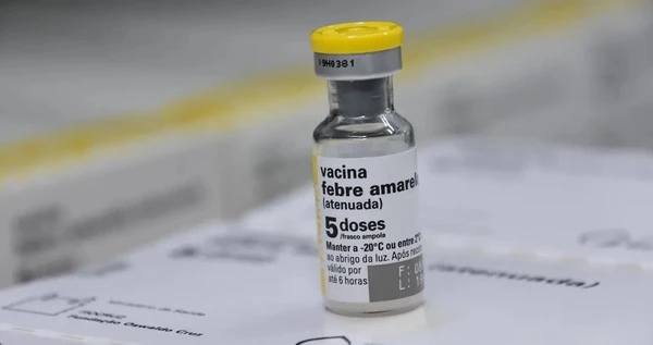 Vacina Febre Amarela:  Desde abril de 2017, o Brasil adota o esquema vacinal de apenas uma dose durante toda a vida, medida que está de acordo com as recomendações da Organização Mundial de Saúde (OMS). por Reprodução