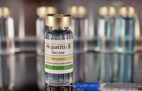 Vacina Hepatite B: A Hepatite B é uma doença infecciosa crônica de relevância em saúde pública, causada pelo vírus da hepatite B (HBV).  Para crianças, a recomendação é que se façam quatro doses da vacina, sendo: ao nascer, aos 2, 4 e 6 meses de idade. por Reprodução