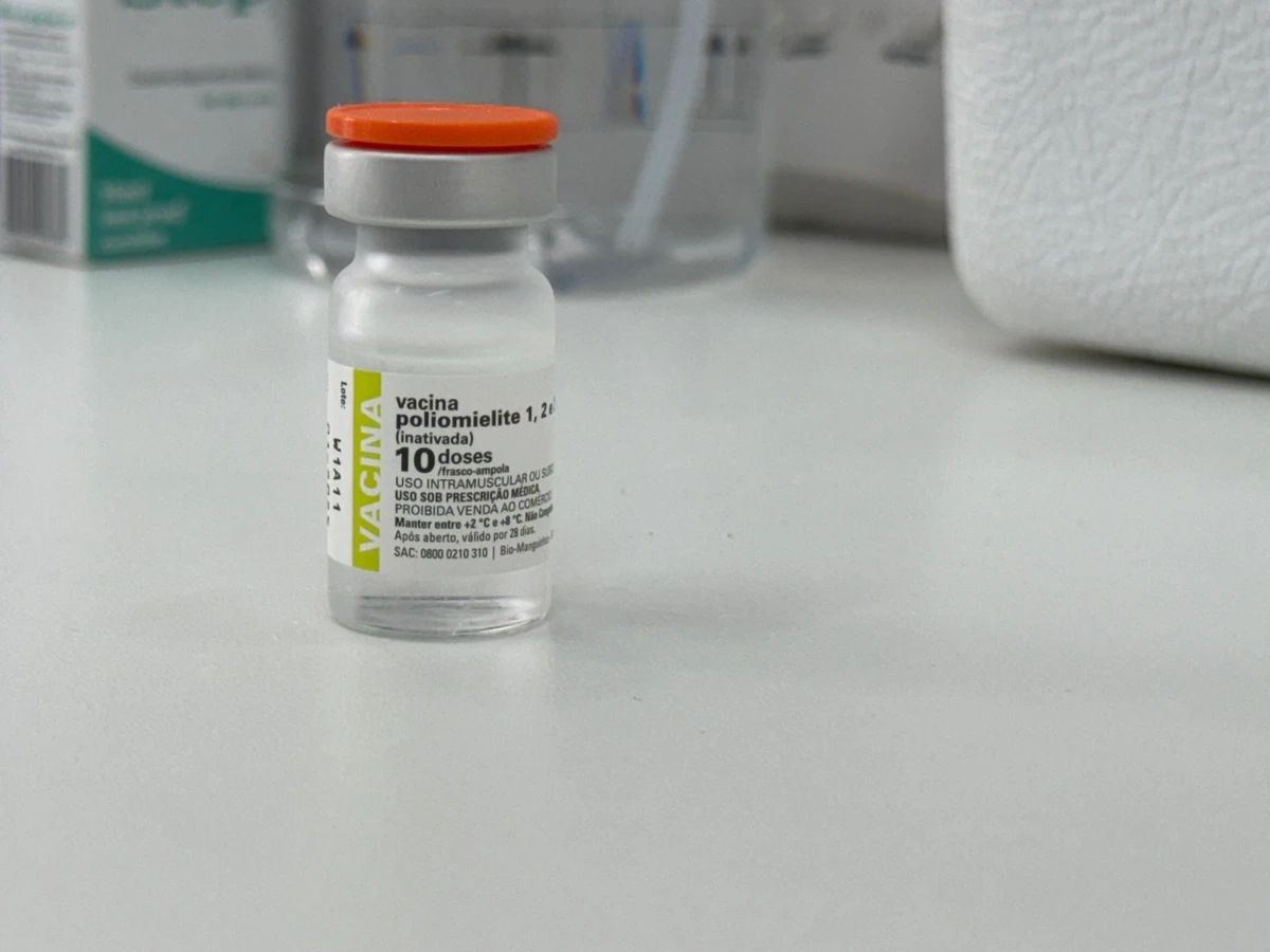 Vacina Inativada Poliomielite (VIP): A vacinação é a única forma de prevenção da Poliomielite. Todas as crianças menores de cinco anos de idade devem ser vacinadas conforme esquema de vacinação de rotina.  por Reprodução