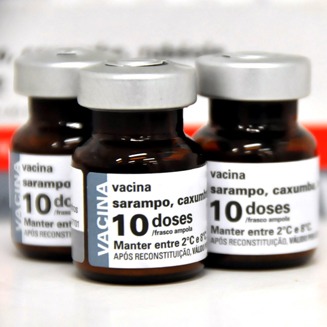 Vacina Tríplice Viral: protege contra três doenças infectocontagiosas: sarampo, caxumba e rubéola. A primeira dose da vacina é recomendada para crianças aos 12 meses de idade.  por Reprodução