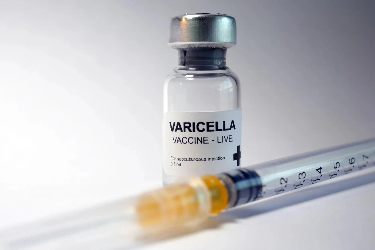 Vacina Varicela: protege contra a Catapora (varicela).  A vacina para varicela (catapora) tem suas indicações precisas, levando em conta a situação epidemiológica da doença, por isso não está disponível de forma universal no SUS. por Reprodução
