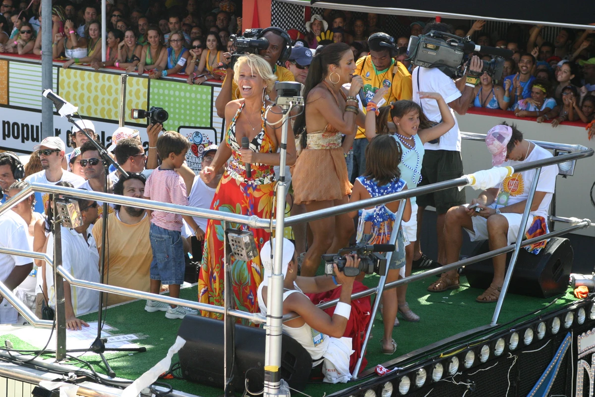 Segunda feira de carnaval em Salvador no circuito Osmar, no Campo Grande.Na foto: Bloco Coruja com Ivete Sangalo e a apresentadora Xuxa e a filha Sacha como convidadas.Foto: Antonio Saturnino. por Correio da Bahia/Antonio Saturnino 
