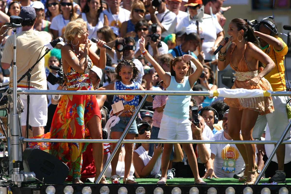 Xuxa e a filha Sasha agitam trio elétrico de Ivete Sangalo (2006)