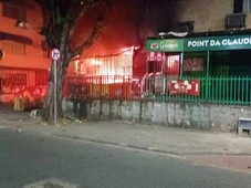 Imagem - Incêndio atinge depósito com materiais de ambulantes em Salvador