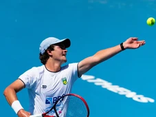 Imagem - Dores lombares tiram João Fonseca de mais um torneio na Austrália