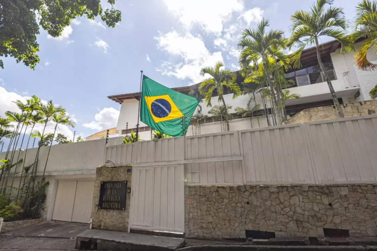 Bandeira do Brasil na embaixada da Argentina em Caracas