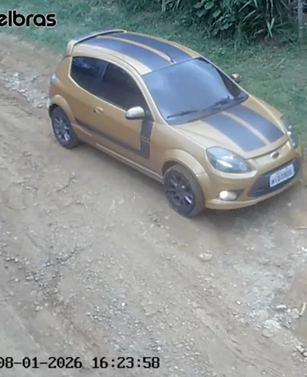 Carro foi flagrado por câmera antes de desaparecimento por Reprodução