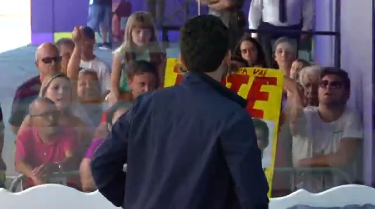  Após conversar com familiares, ele mudou de ideia e resolver permanecer  por Reprodução