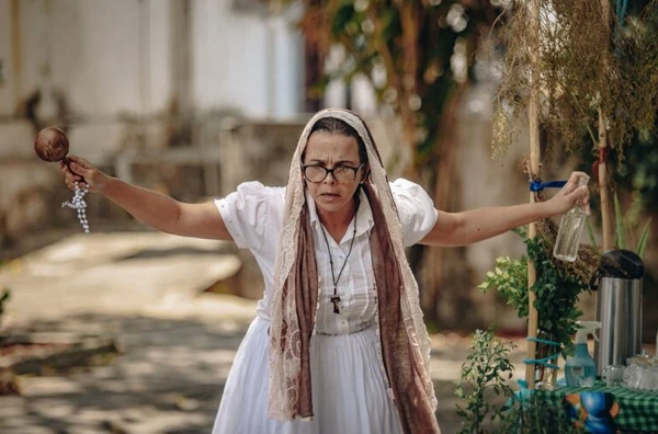 No espetáculo Candeia do grupo Estação de Teatro, ela estreou com diretora por Brunno Martins/Divulgação