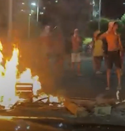 Protesto de moradores contra ação da PM na Federação, onde idoso foi morto por Reprodução