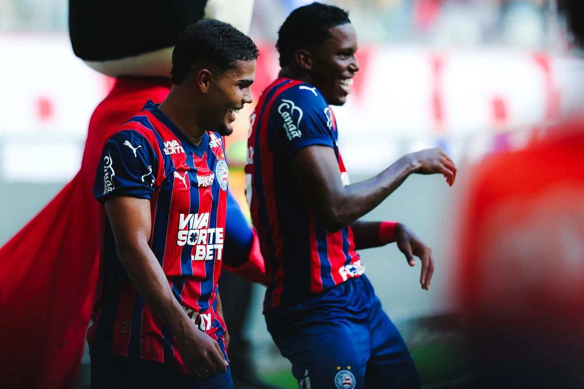 Ruan Pablo, ao Fundo, marcou dois gols