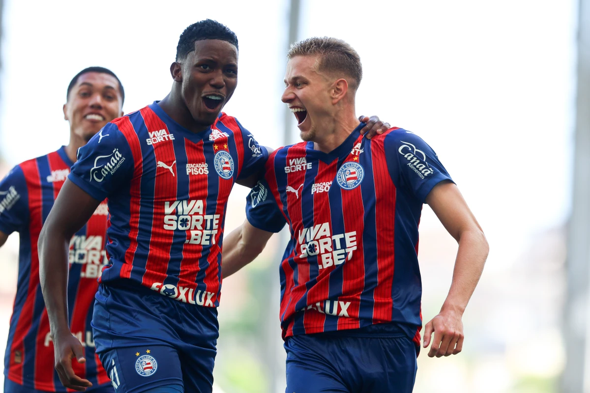 Ruan Pablo e Jota comemoram um dos gols marcados na partida