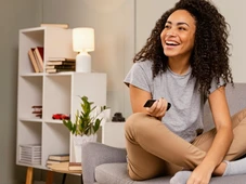 Imagem - A psicologia explica por que você recusa convites e prefere ficar em casa, e isso não é tão ruim