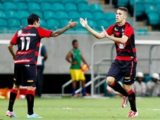 Imagem - Ex-Vitória bate boca com treinador à beira do campo; veja vídeo