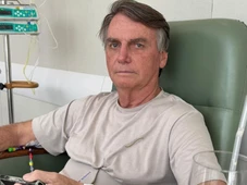 Imagem - Bolsonaro ganha protetor para abafar barulho de ar-condicionado, mas filho não gosta: 'Ambiente hostil'