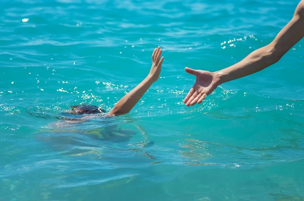 Nunca deixe crianças sozinhas perto da água por Shutterstock