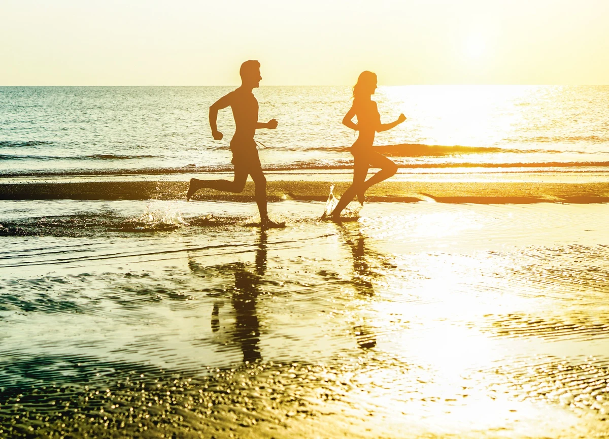 Atividades aeróbicas de intensidade moderada são as mais recomendadas no verão