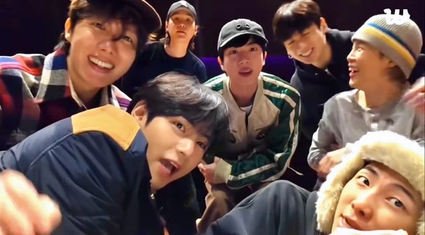 J-Hope, V, Suga, Jin, Jungkoon, Jimin e RM  por Reprodução