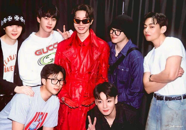 Membros prestigiam J-Hope (de vermelho) em sua turnê solo por Reprodução