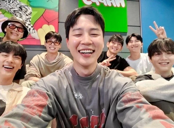 BTS reunido na primeira live depois do fim do serviço militar por Reprodução