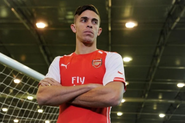 Gabriel Paulista com a camisa do Arsenal por Divulgação