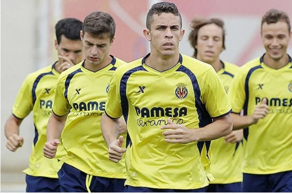 Gabriel Paulista com a camisa do Villareal por Divulgação