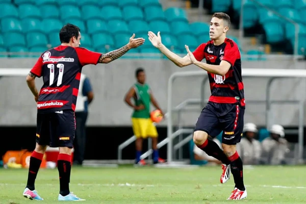 Gabriel Paulista com a camisa do Vitória por Divulgação