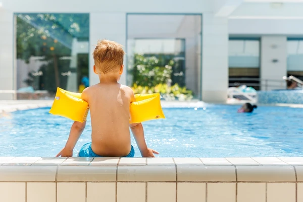 O uso de boias não garante a segurança por O afogamento é uma das principais causas de morte acidental em crianças no Brasil