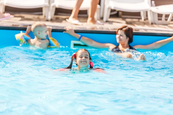 Nunca deixe crianças sozinhas perto da água por O afogamento é uma das principais causas de morte acidental em crianças no Brasil