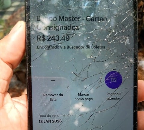 Professora tem recebido faturas de cartão de crédito que nunca chegou a ter por Acervo pessoal