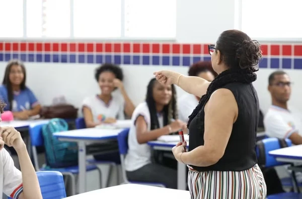 Professores da rede estadual denunciam descontos indevidos de banco: 'nunca recebi esse cartão' 
