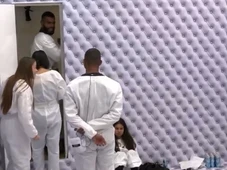 Imagem - VÍDEO: Participantes encontram fezes na parede do Quarto Branco do BBB 26