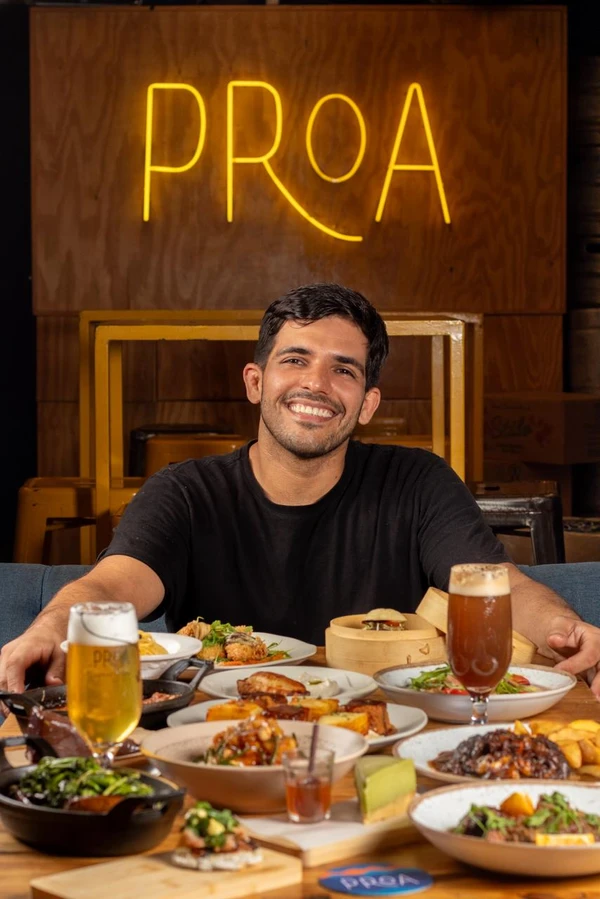 O chef anfitrião Ricardo Vallari assina as criações por Divulgação 